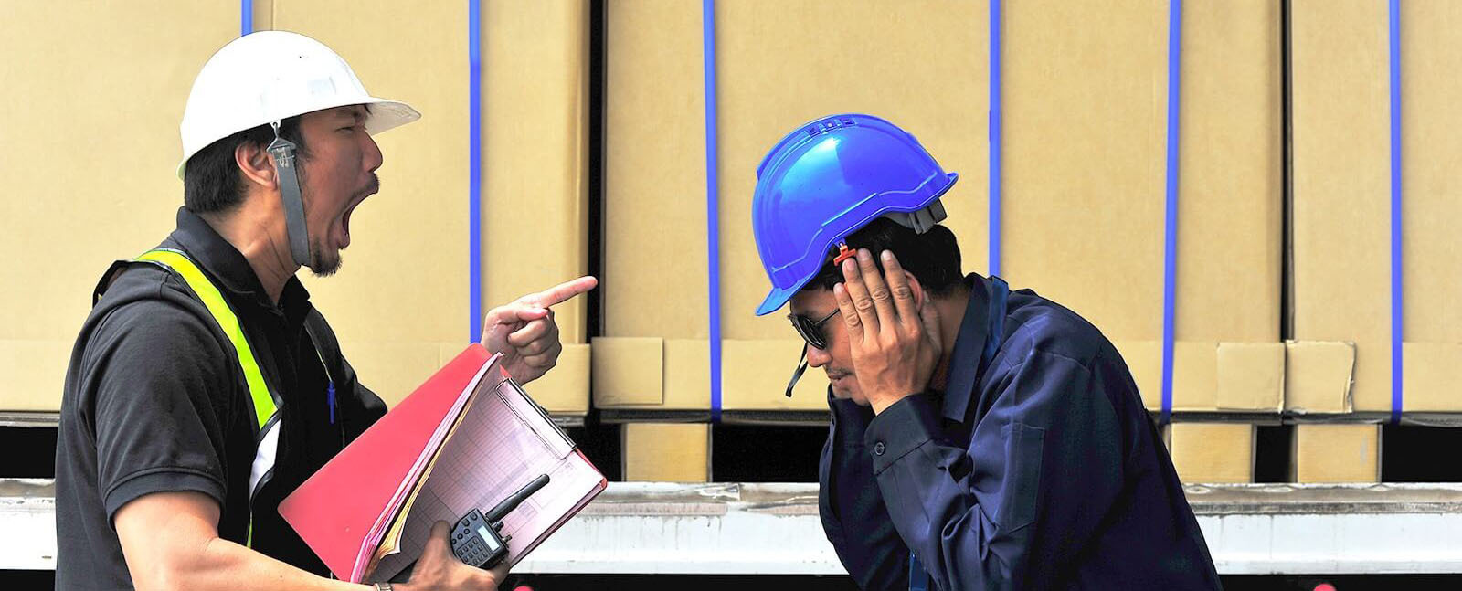 建設現場でトラブルになり、責任者が従業員を叱責している写真
